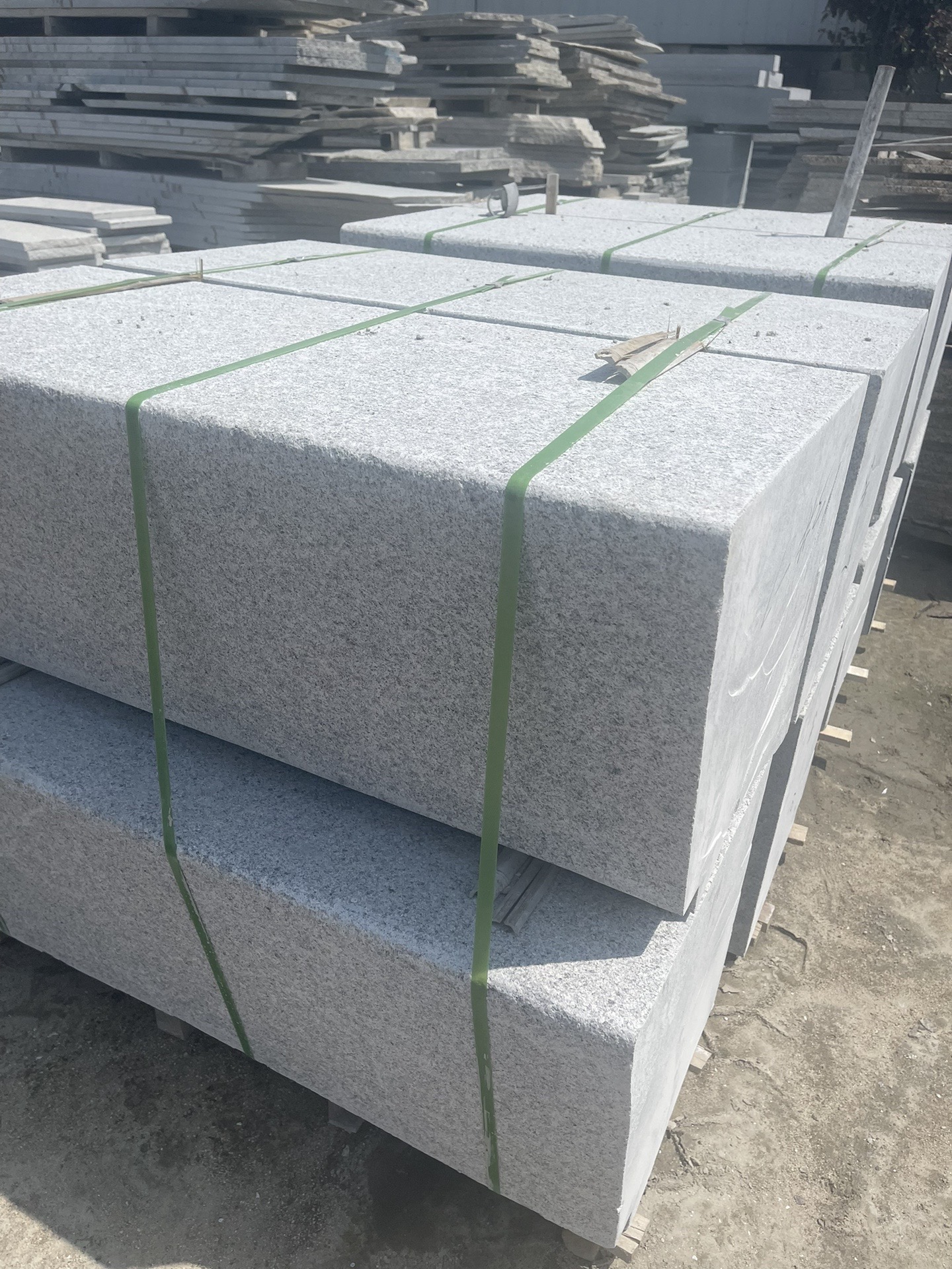 石材廠芝麻灰花崗巖批發路邊石價格信息(圖2)